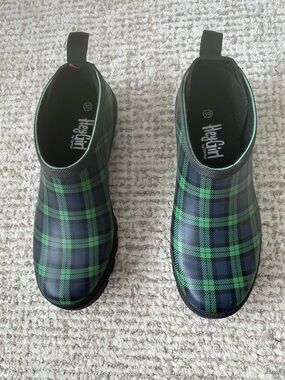 Corky’s Hey Girl Navy/Green Plaid Shorty Puddle Rain Mule Shoe Sz 10 EUC